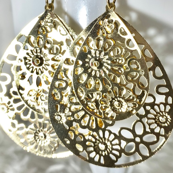 NWT  *BOUTIQUE*   SPARKLY GOLD TONE EARRINGS - Picture 3 of 4